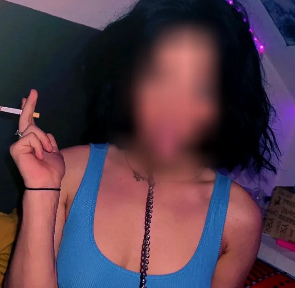 Manuela, 23