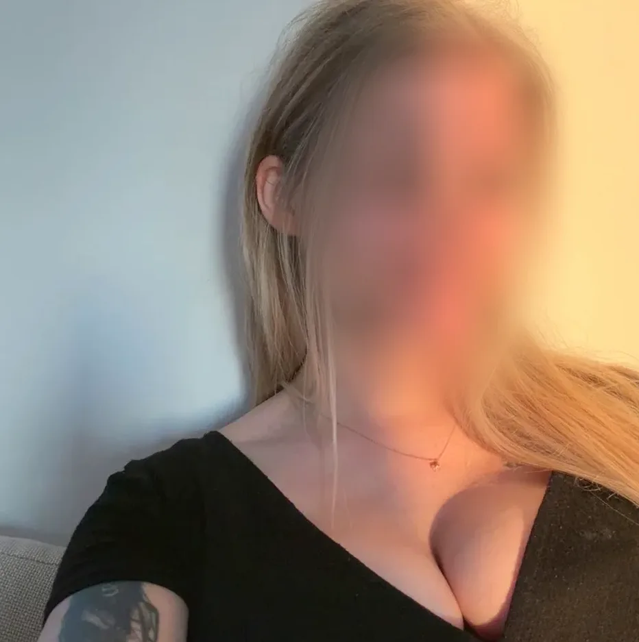 Nicole, 25