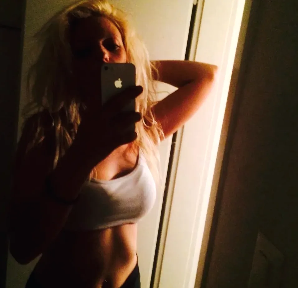 Nina, 33